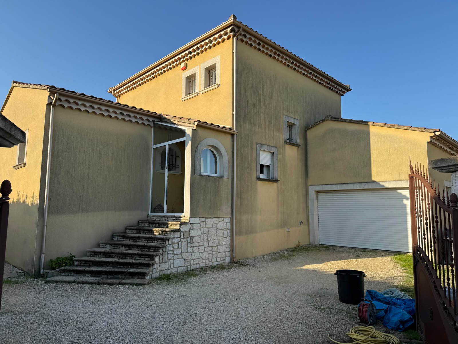 Façade encrassée remise à neuf — avant