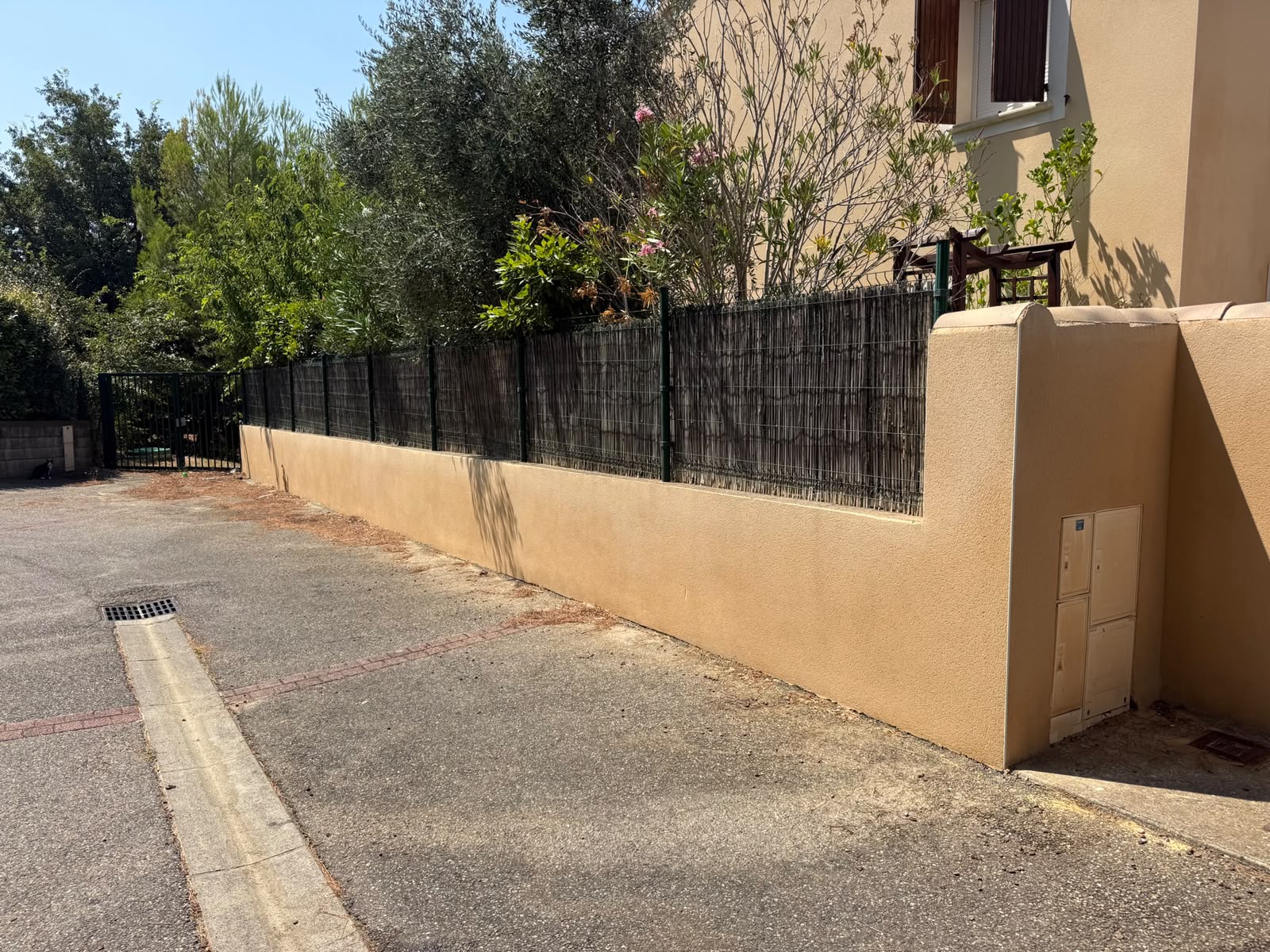 Mur de clôture noirci nettoyé — après