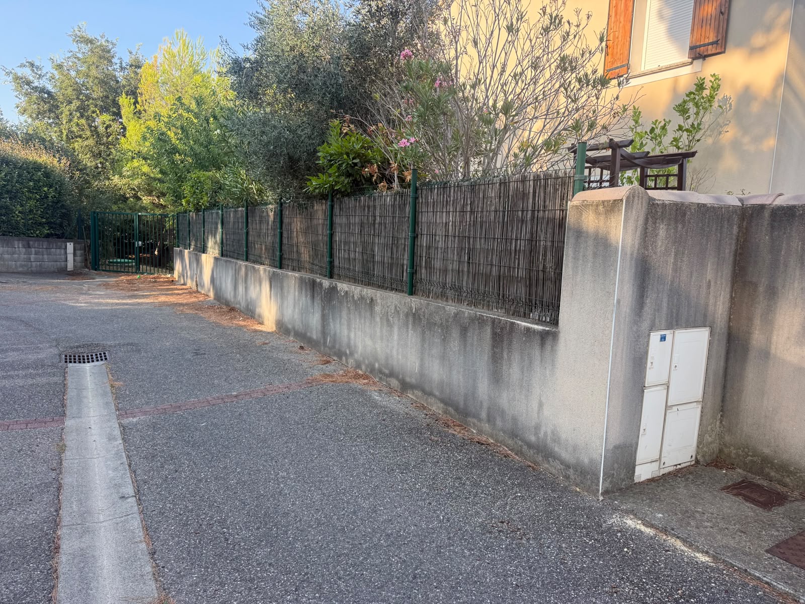 Mur de clôture noirci nettoyé — avant