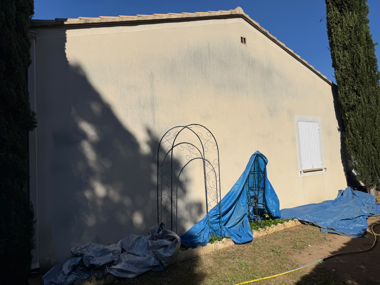 Pignon taché remis à neuf — avant